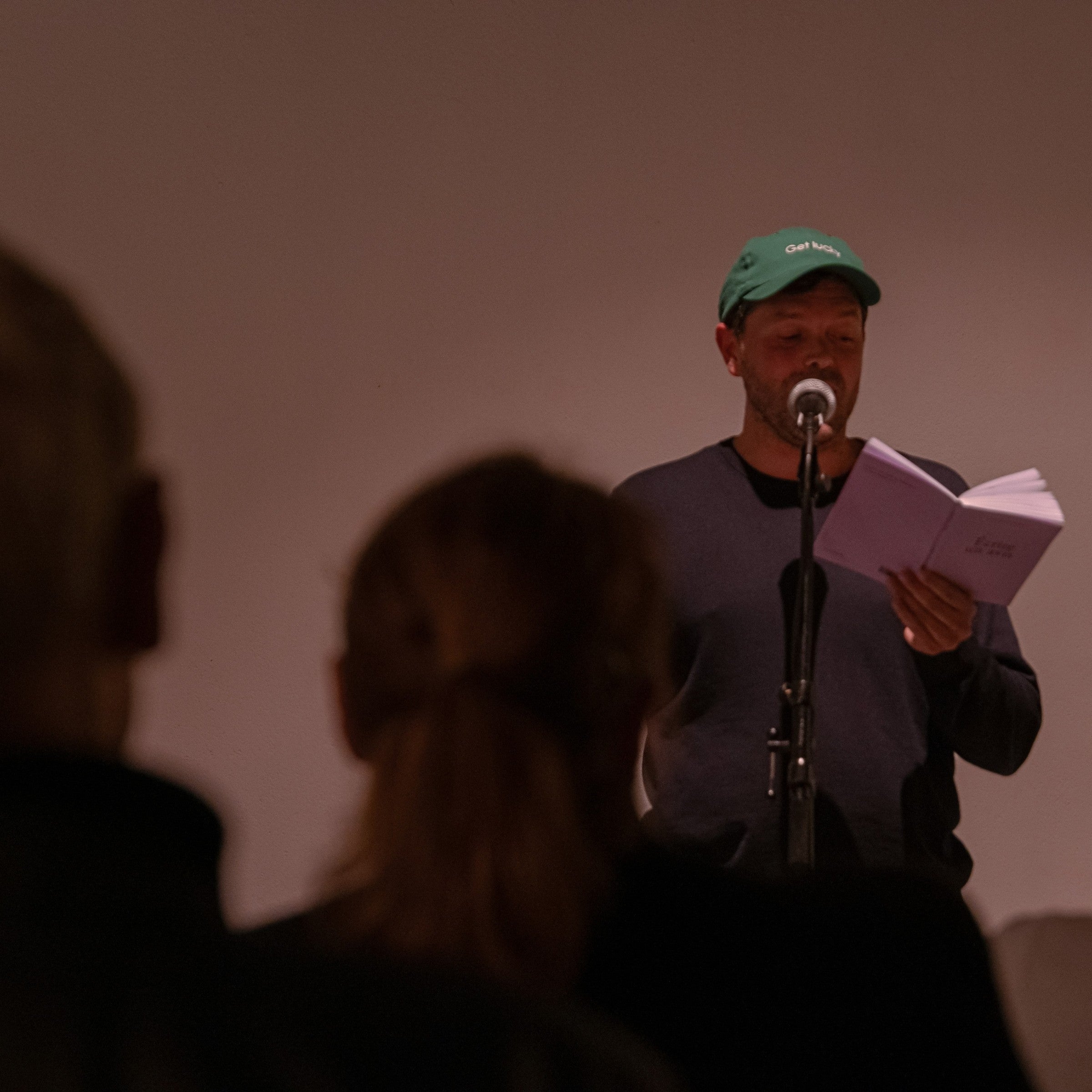 Yoann Thommerel, lecture-performance « Écrire un avis », Festival Attention Deficit Disorder, Zoo centre d'art contemporain, 2023. Photo : Antonin Martin.