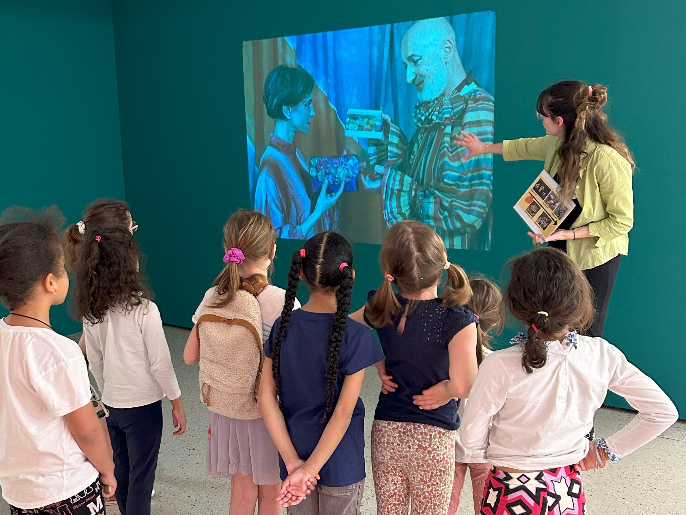 Visite de l'exposition La société des spectacles (2024). Archive FPR