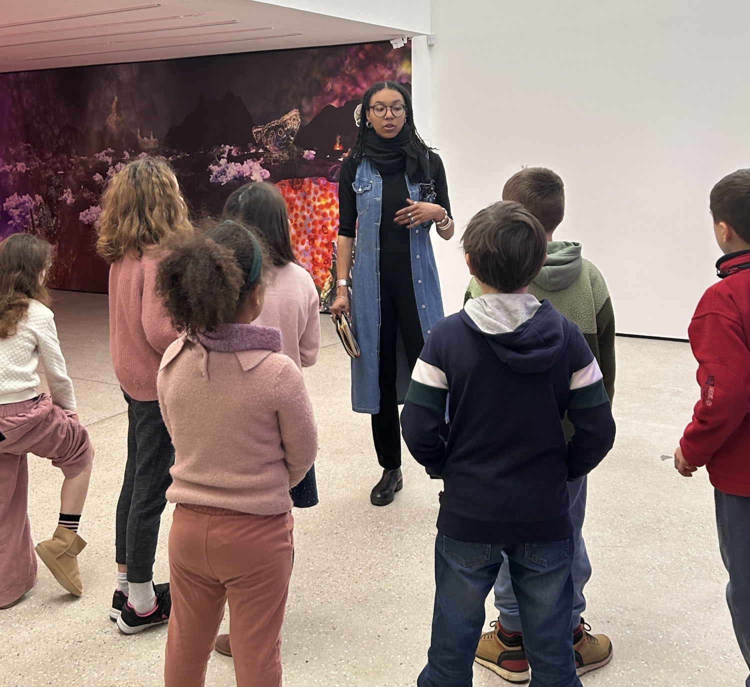 Madiana Kané Vieyra et les enfants lors de la visite de l'exposition "matter gone wild"