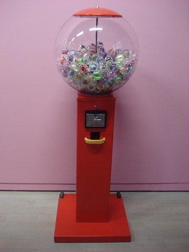 Alexia Turlin, "Distributeur à Betaxias", 2005, 50 x 50 x 150 cm, Courtesy de l'artiste
