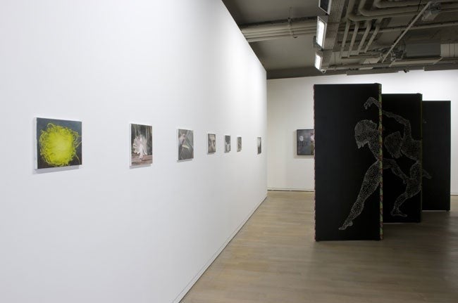 Vue de l'exposition, avec de gauche à droite les oeuvres de Damien Cadio, Oscar Tuazon et Karina Bisch, © Marc Domage / Fondation d'entreprise Ricard
