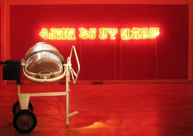 (au premier plan),Bruno Peinado, "Sans titre" Anti-pure n°2 , 2003, Courtesy Galerie Loevenbruck , Paris, (au seconde plan, Bruno Peinado, "Sans titre" Born to be mild , 2003, Courtesy Galerie Loevenbruck , Paris