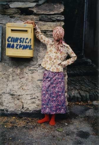Seulgi Lee, "Une Afghane en corse" , 2002, photographie, Courtesy de l'artiste.
