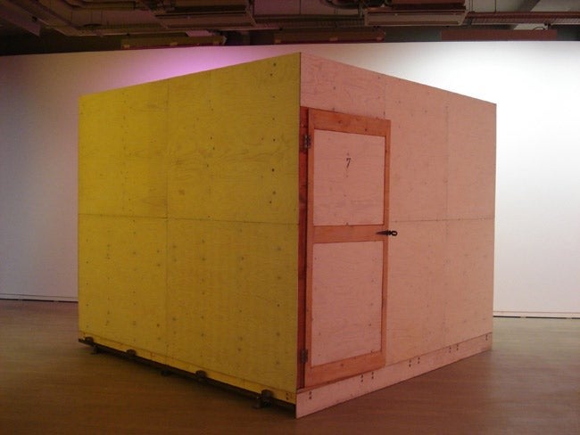 Alexia Turlin, "Epicentre5.7@Panama", 2002, Chambre d'hôtel sur rail, moteur, Courtesy de l'artiste et Galerie Guy Bärtschi
