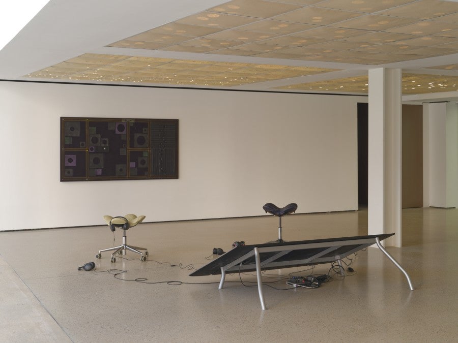 Grichka Commaret, Sans titre (Porte), 2025, acrylique, velours, côtelé, carton, papier, perles en bois, 110x220 cm. Courtesy de l'artiste. © Aurélien Mole.