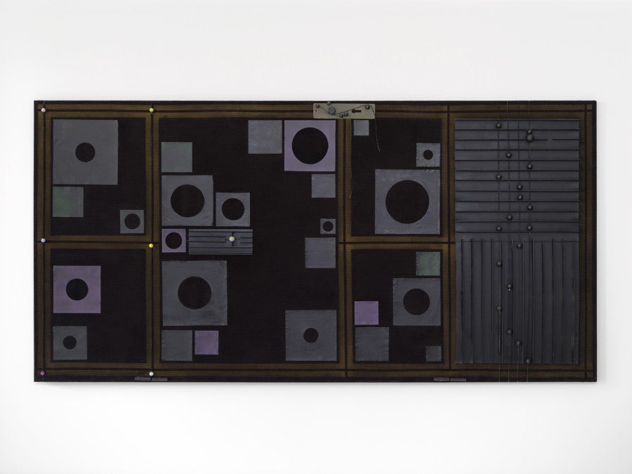Grichka Commaret, Sans titre (Porte), 2025, acrylique, velours, côtelé, carton, papier, perles en bois, 110x220 cm. Courtesy de l'artiste. © Aurélien Mole.
