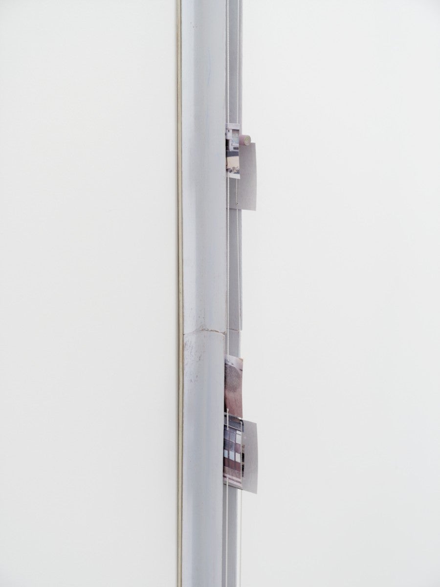 Grichka Commaret, Sans Titre (Ascenseur), 2025, carton, bois, photographies, 220x7,5. Courtesy de l'artiste. © Aurélien Mole.