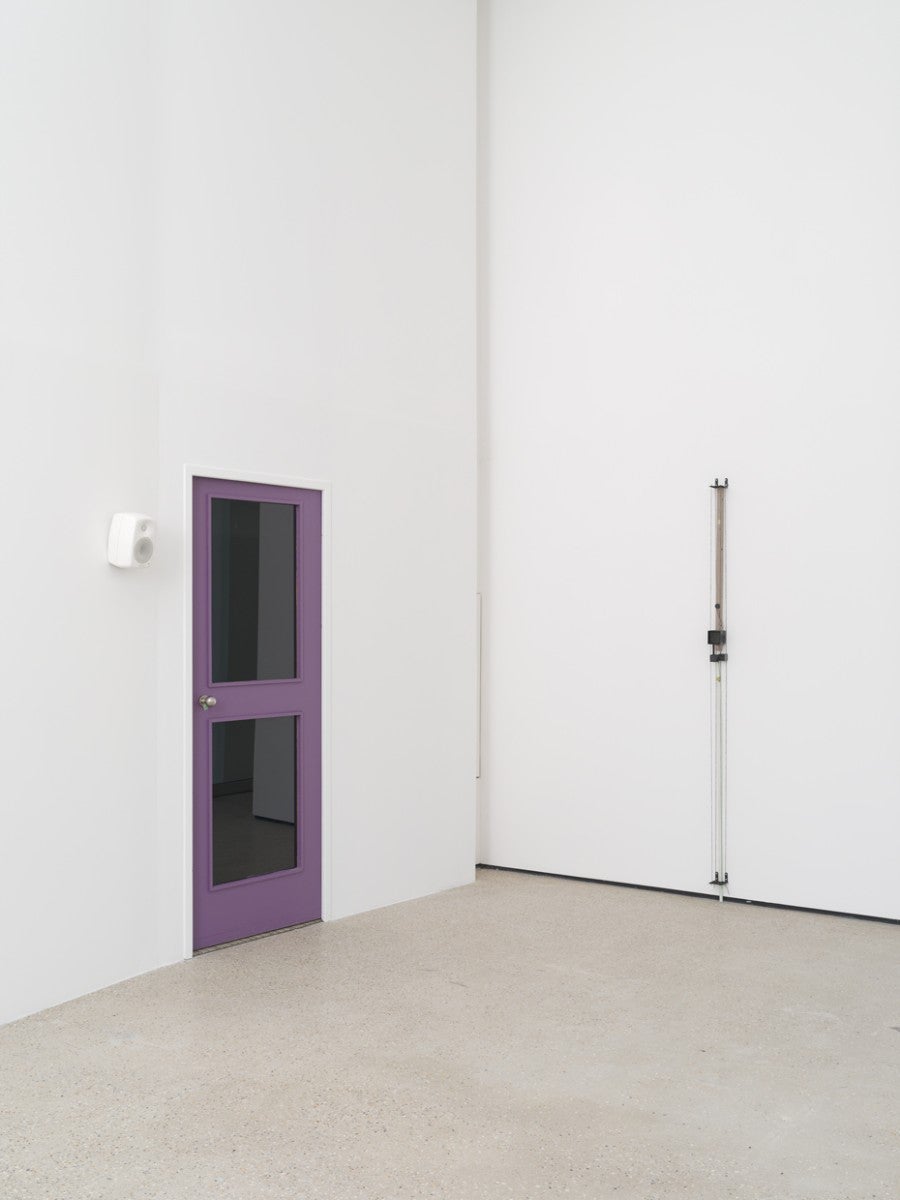 Grichka Commaret, Old Trigger, 2025, tube PVC, acrylique, isorel, 210x7,5 cm. Courtesy de l'artiste. © Aurélien Mole.