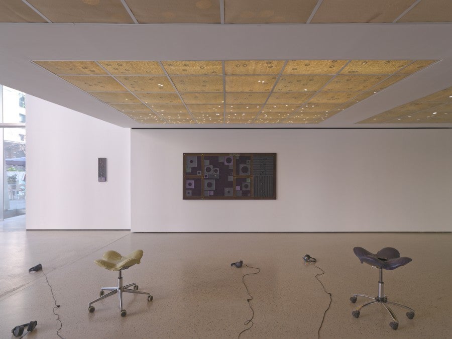 Grichka Commaret, Sans titre (Porte), 2025, acrylique, velours, côtelé, carton, papier, perles en bois, 110x220 cm. Courtesy de l'artiste. © Aurélien Mole.