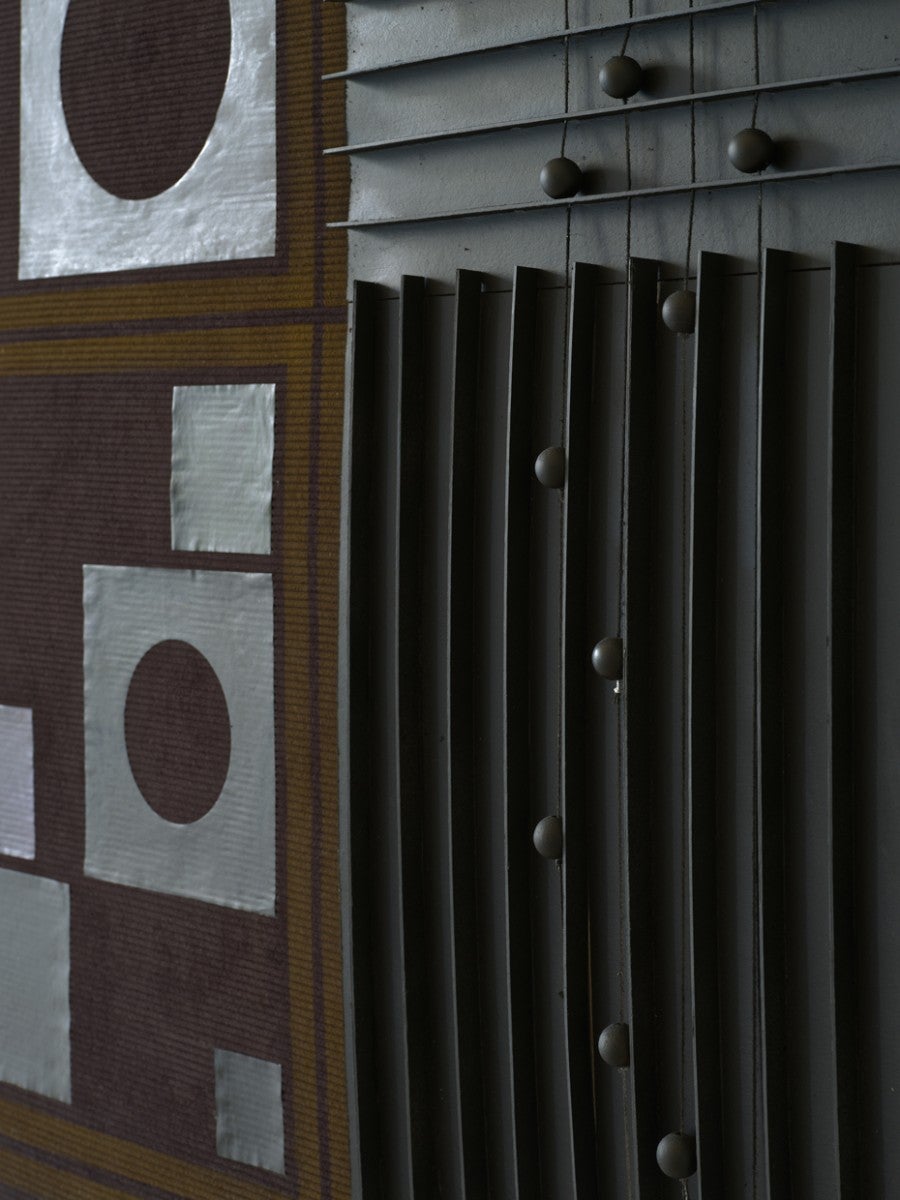 Grichka Commaret, Sans titre (Porte), 2025, acrylique, velours, côtelé, carton, papier, perles en bois, 110x220 cm. Courtesy de l'artiste. © Aurélien Mole.
