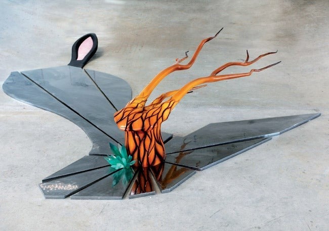 Wilfrid Almendra, « Fugazi », 2007, Résine, acier poli, cuir, peinture, 70 x 590 x 300 cm, courtesy Cosmic Galerie.