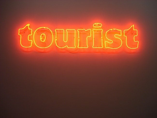 Christian Robert-Tissot, "Tourist", 2006, néon, 40 x 205 cm, courtesy de l'artiste
