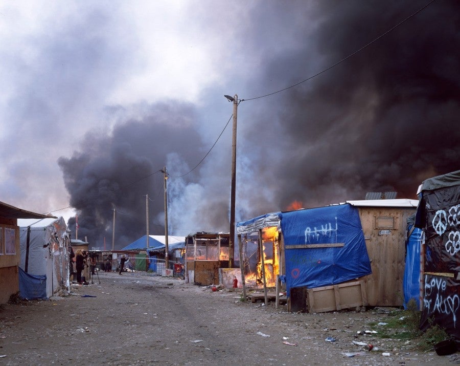 Bruno Serralongue, Un incendie ravage le "bidonville d'Etat" pour migrants au moment de son démantèlement, Calais, 26 octobre 2016. From the 'Calais' series, 2006-20. © Air de Paris, Romainville