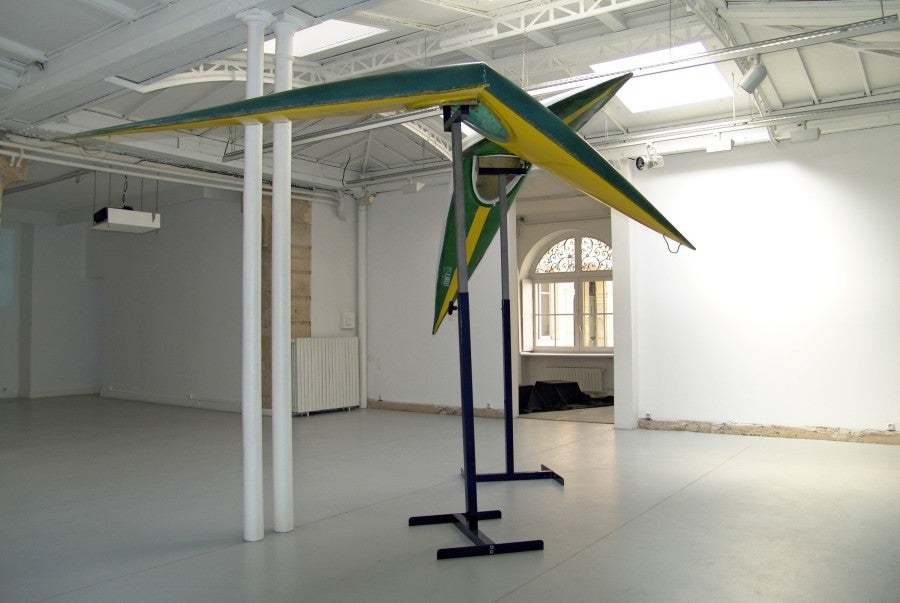 Jean-Claude Ruggirello, <i>Toi nuage passe devant</i>, 2006, métal et résine. Vue d'exposition à la galerie Claudine Papillon, Paris, 2006. Courtesy et photo de l'artiste.