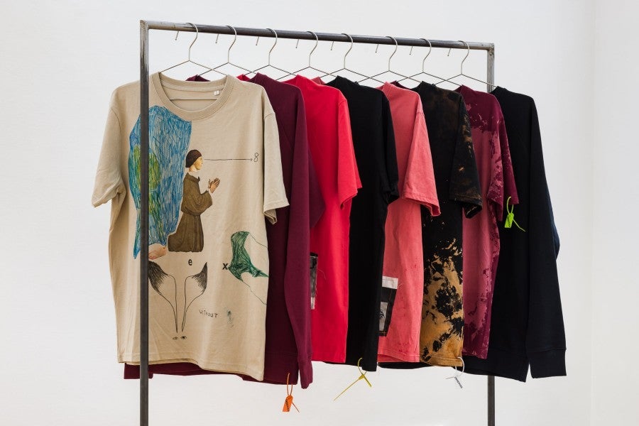 Benoît Maire, Tee-shirts Rack, Metal, (printed) cotton, plastic labels, 162×110×50 cm, 2022. Photo: Kunst-dokumentation.com