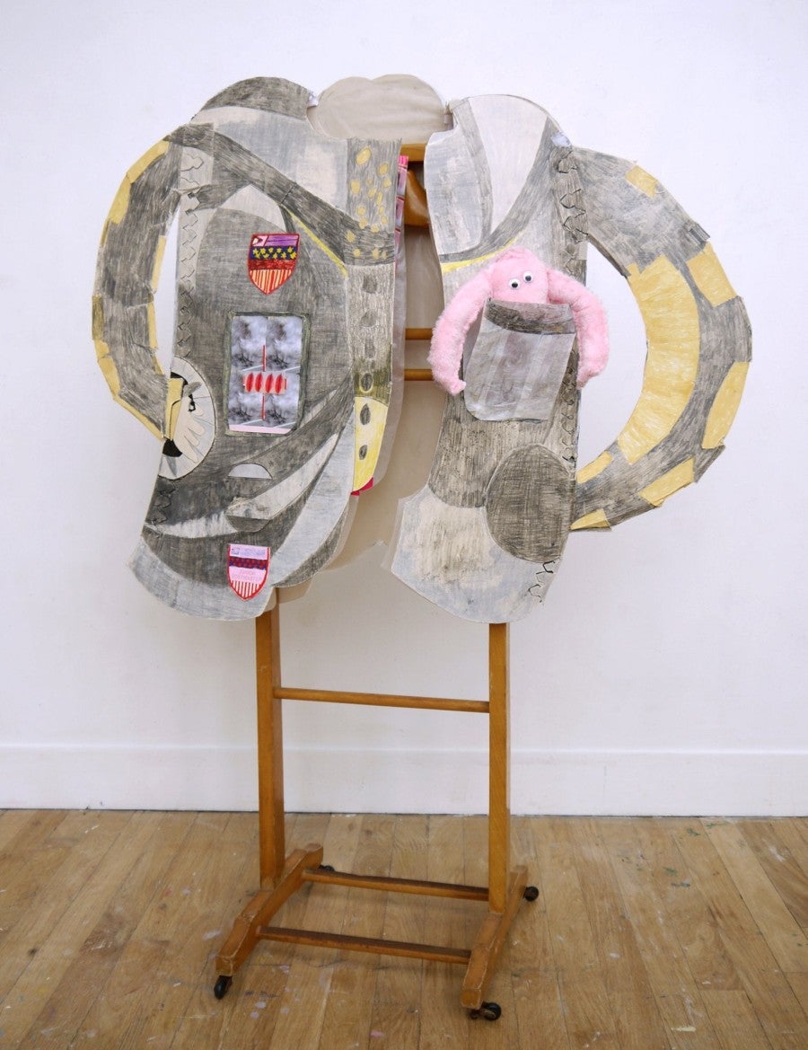 Sarah Tritz, My Jacket 1 YOU/UOY, 2020, carton bois, impressions laser, poudre de graphite, crayon de couleur, doudou en fourure cousu main. Photo : Sarah Tritz