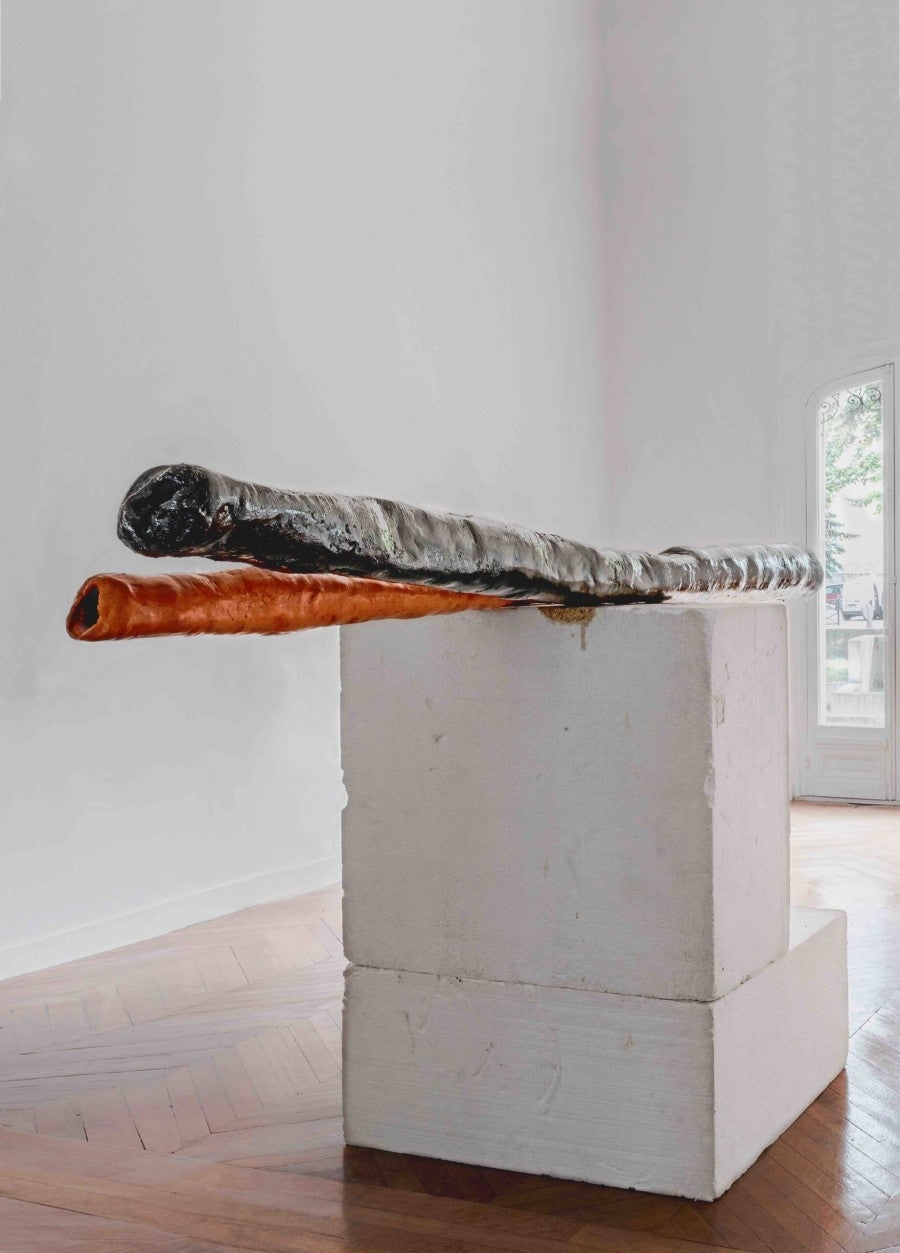 Jean-Charles de Quillacq, Charles, Charles, Charles, 2016, 2 éléments sculpturaux: époxy, polystyrène, onguent, cirage, crème Adidas, élément 1: 100 x 100 x 124 cm / élément 2: 150 x 100 x 293 cm. Photo: Pierre Antoine. Courtesy Marcelle Alix, Paris