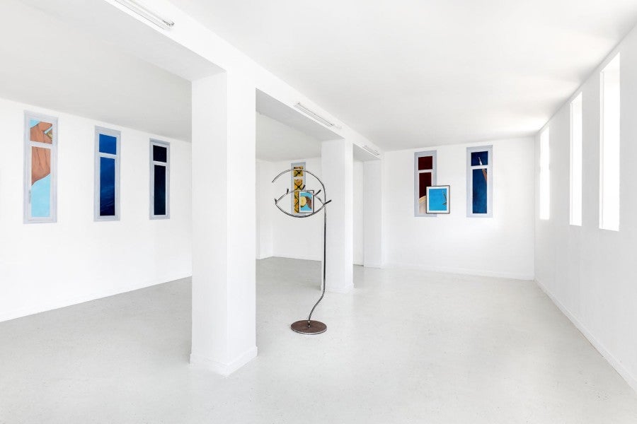 Chloé Quenum, vu de l'exposition Overseas, Les Bains douches, Alençon, peinture acrylique, trompe-l’oeil in situ et porte-manteau "Teardrop" 2020-21. Photo : Romain Darnaud.