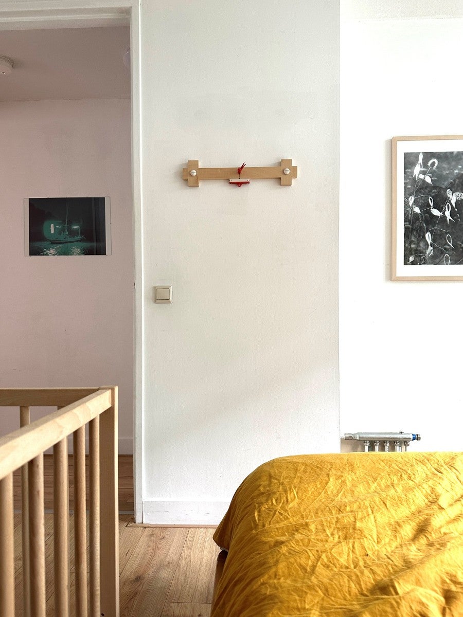 Camille Blatrix, <i>Waiting for someone</i>, 2021. Érable, résine, plexiglas, 50 x 12 x 5 cm. Vue de l'œuvre exposée dans la chambre de l'autrice. Photo: Eloise Sweetman.