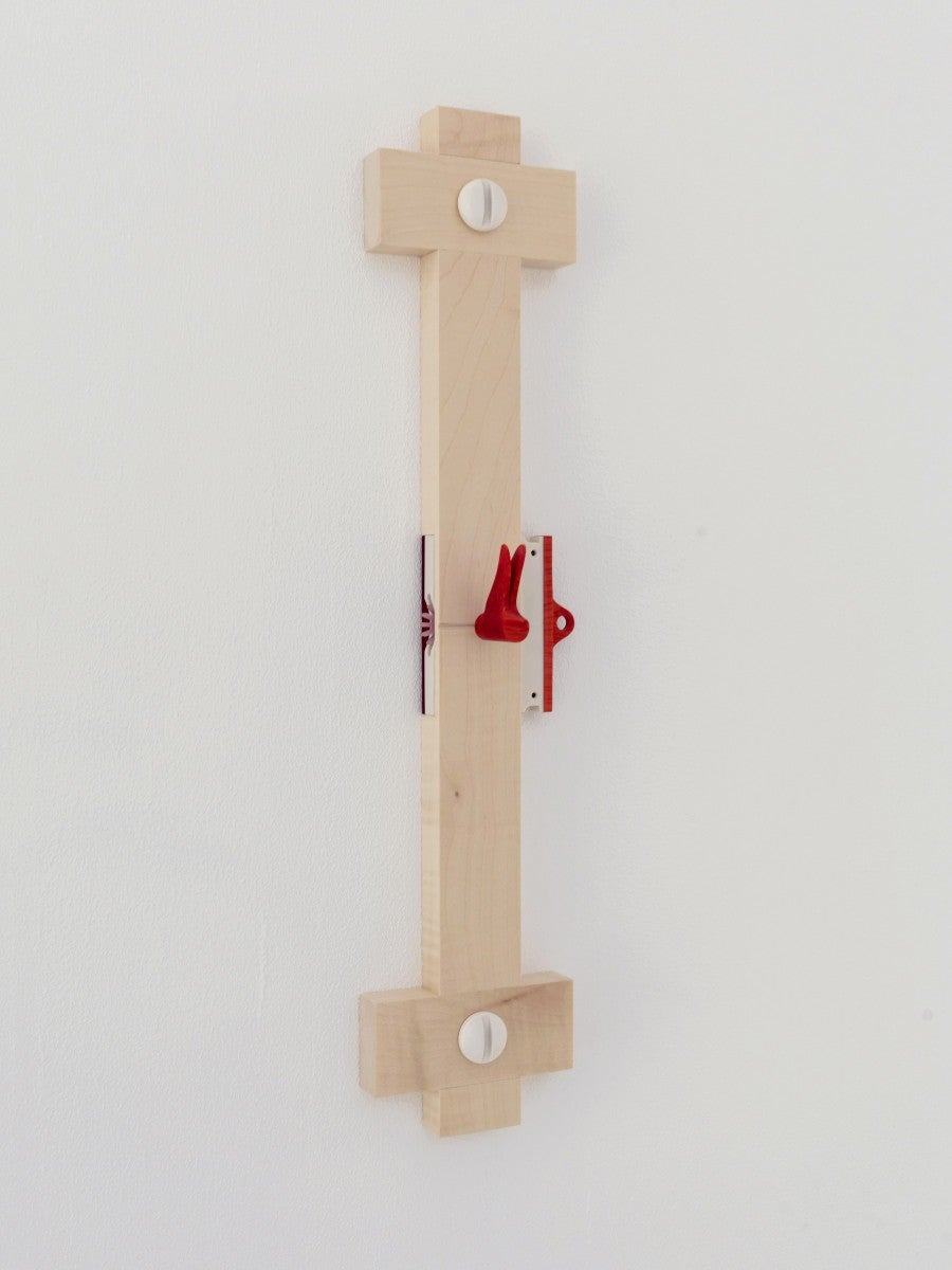 Camille Blatrix, <i>Waiting for someone</i>, 2021. Érable, résine, plexiglas, 50 x 12 x 5 cm. Vue de l’exposition "Weather Stork Point", CAC-La synagogue de Delme, 2021. Photo: OH Dancy.