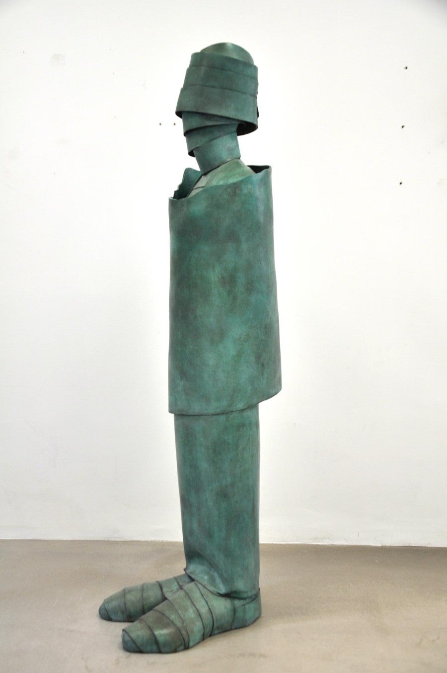 Katinka Bock, Amnésie (detail), 2022, bronze, ceramic, leather, edition 1/3. Photo: Katinka Bock. Courtesy Galerie Jocelyn Wolff