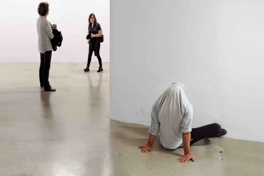 Jean-Charles de Quillacq, Faire Elle, performance dans le cadre de l'exposition Vos désirs sont les nôtres, 2018. Triangle, Marseille, France. Photo: Dominique Milherou. Courtesy Marcelle Alix, Paris