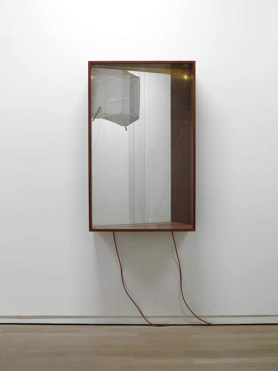 Laurent Montaron, How can one hide from that which never sets?, 2013. Bois, verre, néon, nitrate d’argent, AgNO3 , 0.10 M (solution de 21,6 g AgNO3 dans 1.2 L d’eau distillée), Hydroxyde de Sodium, NaOH, 0.80 M (solution de 26,4 g NaOH dans 0,60 L d’eau distillée), Glucose (dextrose), C6H12O6 , 0.25 M (solution de 5,1 g dans 0,125 L d’eau distillée), Ammoniaque, NH3 , concentration 30% (15 M), 125, x 80,2 x 34,6 cm. Courtesy Anne-Sarah Bénichou, Paris et Monitor, Rome. Vue d'installation Fond