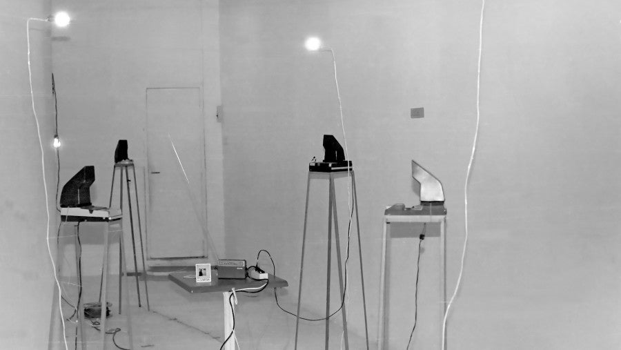 Jean-Claude Ruggirello, <i>Deux jours</i>, 1984, magnétophones à cassette, cassettes audio Endless, photos lampes. Galerie Axe Art Actuel Toulouse, 1984. Courtesy de l'artiste.