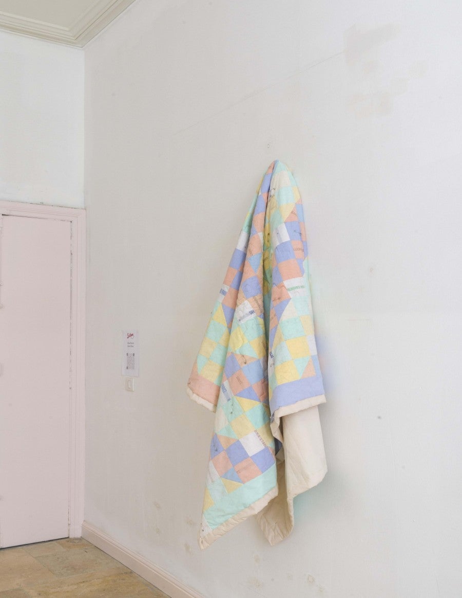 Benoît Piéron, <i>Le plaid</i> 2021. Quilting et patchwork à partir de draps d'hôpital. Photo : Benoît Piéron. Courtesy de l'artiste et de la Galerie Sultana.
