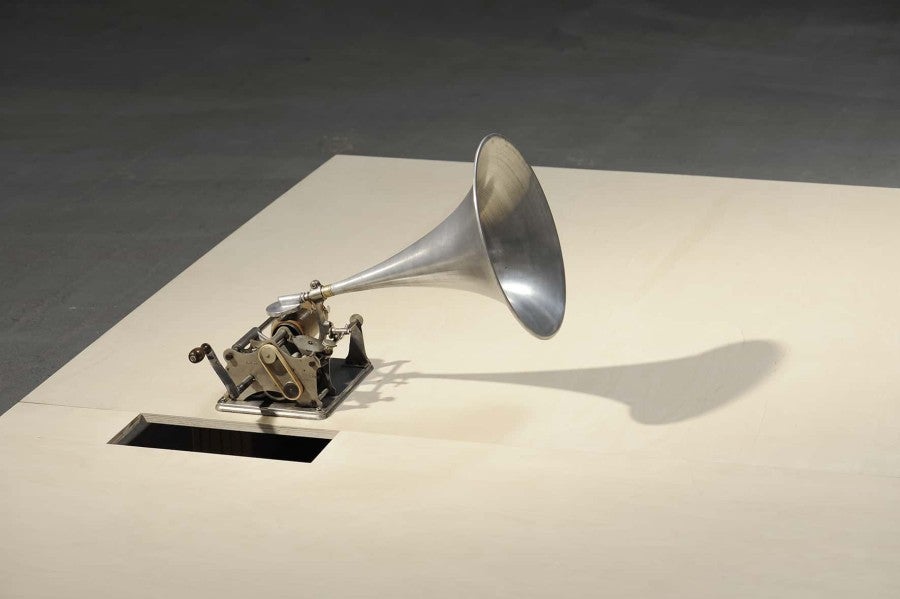 Laurent Montaron, Phoenix, 2010. Phonographe Phénix, contreplaqué, cylindre de cire, 514 x 300 x 50 cm. Courtesy Anne-Sarah Bénichou, Paris et Monitor, Rome. Vue d'installation au Kunsthaus Baselland, Bâle, Suisse.