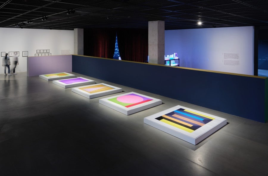 Nous présentons entre des murs colorés un ensemble de couvertures qui traduisent les proverbes cousus ligne par ligne. Seulgi Lee, <i>Blanket Project U</i>,  septembre 2020, Suwon Museum of Art, Corée du Sud. Photo : Suwon Museum of Art. © Adagp Paris, 2023