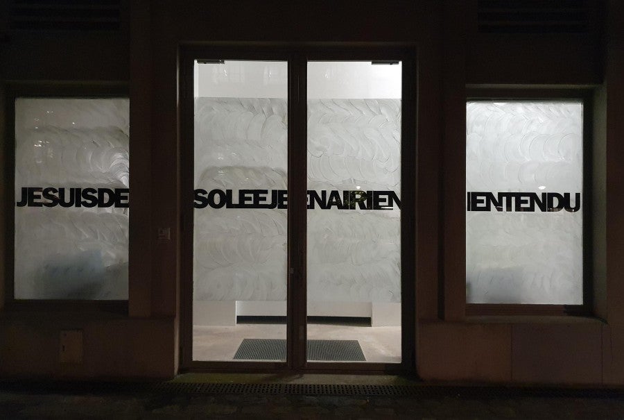 Sylvie Fanchon, <i>JESUISDESOLEEJENAIRIENENTENDU</i>, 2023, Blanc de Meudon on glass, 440 x 221 cm. Sentences written on the windows of Bétonsalon from March 2021 to March 2023, Bétonsalon, Paris. Photo : Bétonsalon.