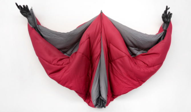 Image : Annette Messager, Sleeping Deep Red, 2017-2018, duvet, acrylique noir, matériau divers, cordelette, 170 x 153 x 20 cm
Courtesy of the artist and Marian Goodman gallery, Paris. 