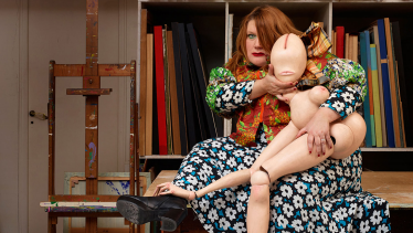 Jakob Lena Knebl, Ma poupée, 2018
Double portrait avec La Demi-Poupée de Hans Bellmer. Photo Fabrice Gousset. 
Courtesy de lartiste et de la galerie Loevenbruck.