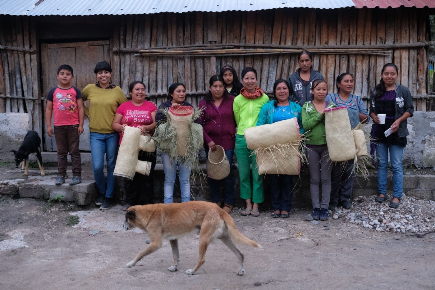 We weave hybrid baskets to give them a name in Ixacatec, September 2017, Santa María Ixcatlán, Mexico. From left: the son of Fili, Mariana Castillo Lopez, Fili Bautista, Irma Alvarez Jimenez, Mago Bautista Martinez and her daughter, Seulgi Lee, Roberta Cerqueda Dorantes, Veronica Bautista Alvarez, Leti Mendoza Bazan, Irma Alvarez Jimenez and Alicia Rosalez Jimenez. Image courtesy of the artist.